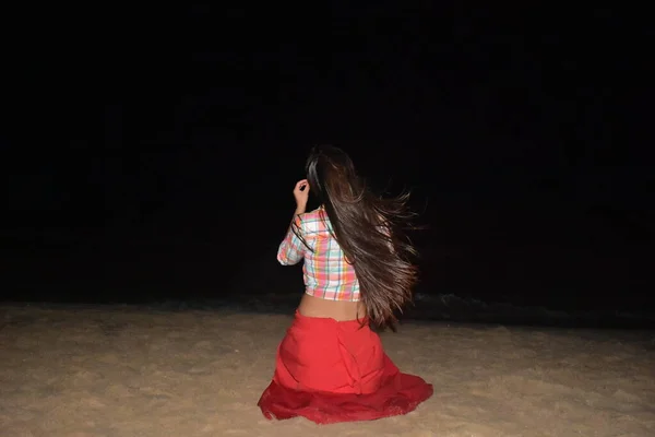 Mädchen Mit Langen Haaren Der Nacht — Stockfoto