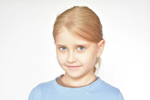 Retrato Una Chica Rubia Sobre Fondo Blanco — Foto de Stock