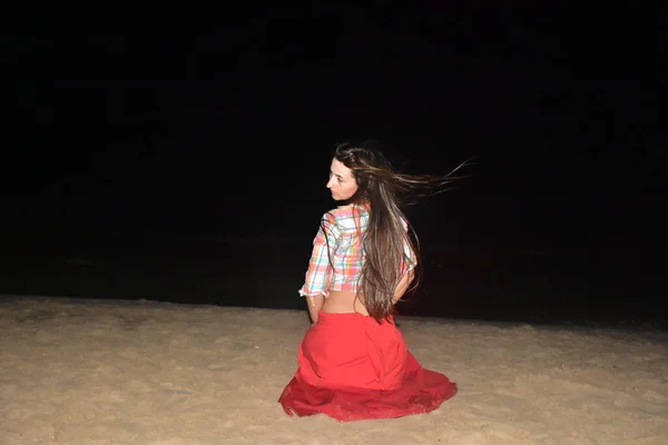 Menina Com Costas Longas Cabelo Noite — Fotografia de Stock