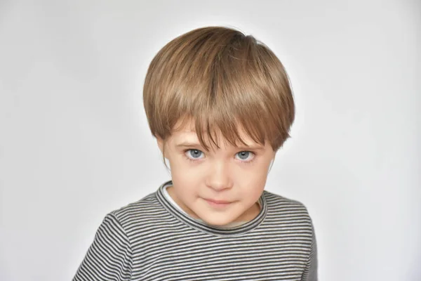 Mooi Portret Van Een Jongetje Glimlach — Stockfoto