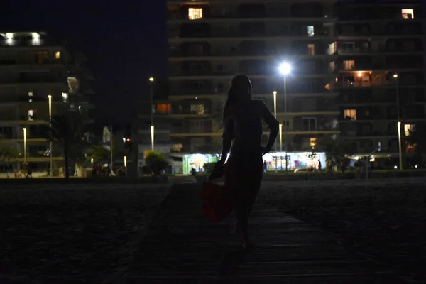 Silhueta Uma Menina Noite — Fotografia de Stock