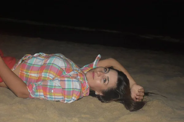 女孩在沙滩和夜景中 — 图库照片
