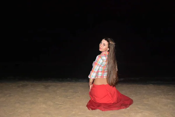 Девушка Длинными Волосами Спины Ночью — стоковое фото