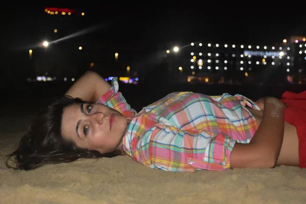 Девушка Песке Ночном Пейзаже — стоковое фото