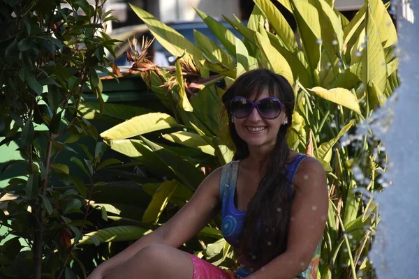 Ragazza Sullo Sfondo Del Paesaggio Gocce Acqua — Foto Stock