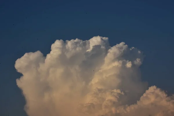 Blå Himmel Och Vita Moln — Stockfoto