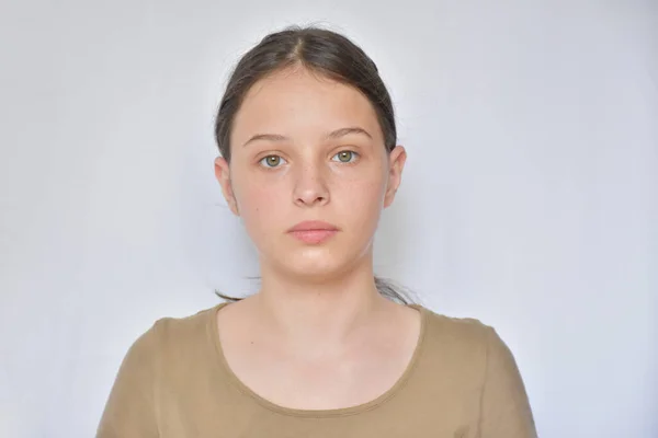 Retrato Uma Menina Contra Fundo Branco — Fotografia de Stock