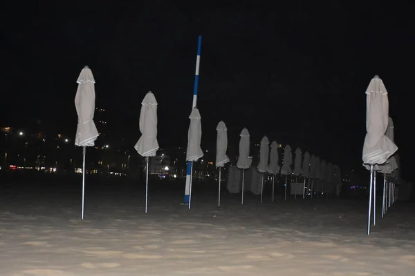 Ночное Фото Пляже Песчаном Побережье Закрытых Зонтиках — стоковое фото