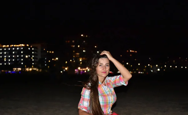 Kumda Gece Manzarasında Bir Kız — Stok fotoğraf