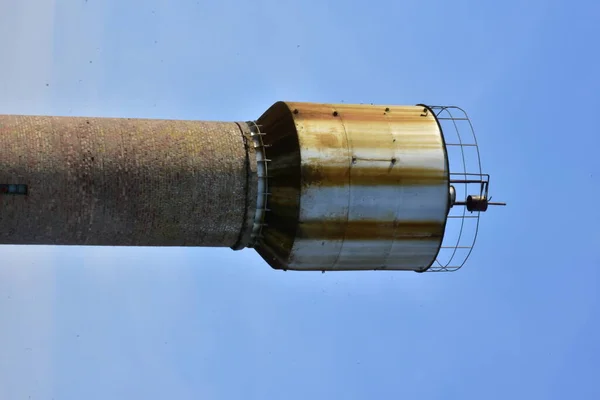 空に対する水の塔 — ストック写真