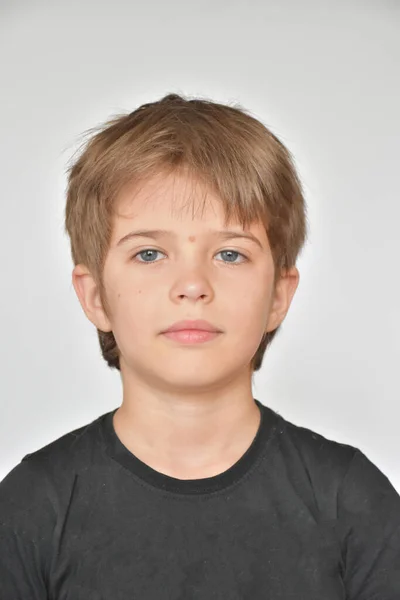 Όμορφο Πορτρέτο Ενός Μικρού Αγοριού Και Χαμόγελο — Φωτογραφία Αρχείου