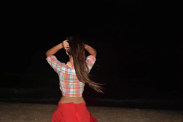 Menina Com Costas Longas Cabelo Noite — Fotografia de Stock