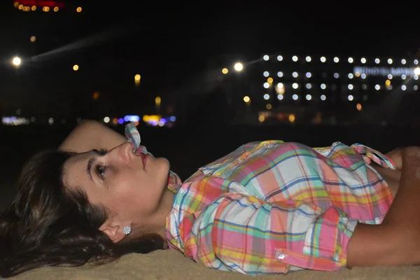 女孩在沙滩和夜景中 — 图库照片