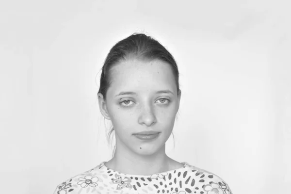 Retrato Uma Menina Contra Fundo Branco — Fotografia de Stock