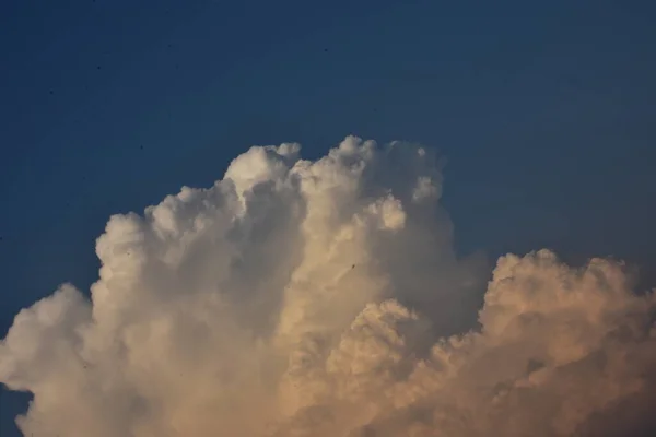 Blå Himmel Och Vita Moln — Stockfoto