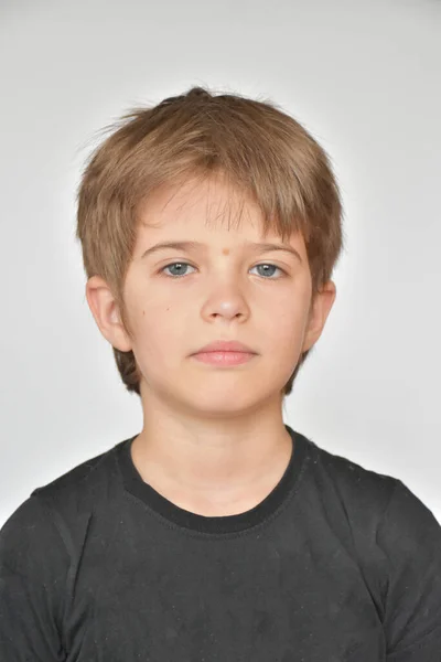 Schönes Porträt Eines Kleinen Jungen Und Lächeln — Stockfoto