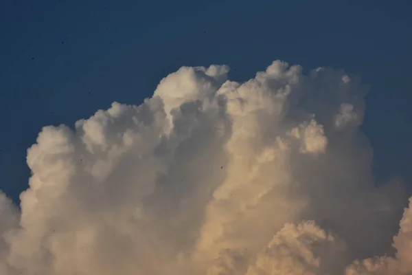 Blå Himmel Och Vita Moln — Stockfoto