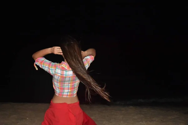 Mädchen Mit Langen Haaren Der Nacht — Stockfoto