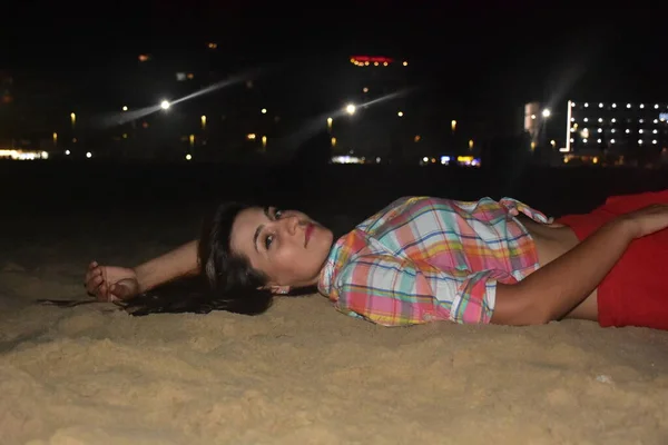 Κορίτσι Στην Άμμο Και Νυχτερινό Τοπίο — Φωτογραφία Αρχείου