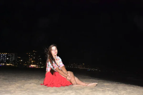 Menina Areia Paisagem Noturna — Fotografia de Stock