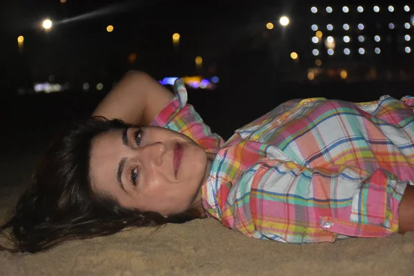 Fille Dans Sable Paysage Nocturne — Photo