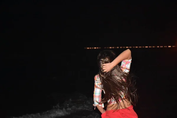 Menina Com Costas Longas Cabelo Noite — Fotografia de Stock