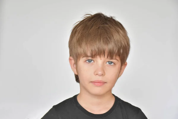  Küçük bir çocuğun güzel portresi ve gülümsemesi.