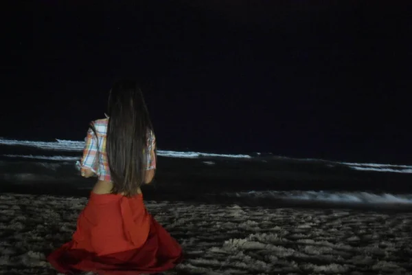 Menina Com Costas Longas Cabelo Noite — Fotografia de Stock