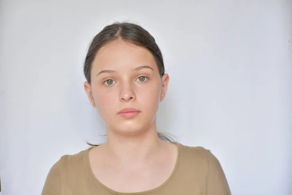 Portret Van Een Meisje Tegen Witte Achtergrond — Stockfoto