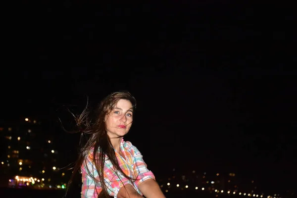 Kumda Gece Manzarasında Bir Kız — Stok fotoğraf