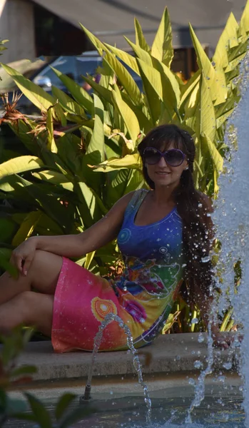 Menina Fundo Paisagem Gotas Água — Fotografia de Stock