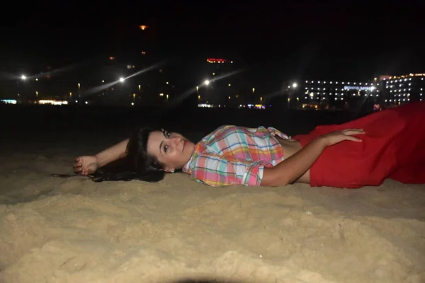 Mädchen Der Sand Und Nachtlandschaft — Stockfoto