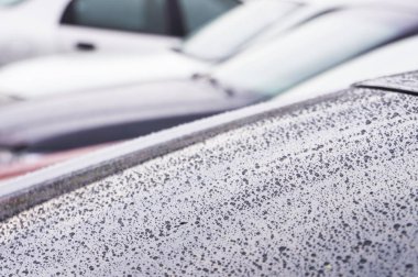 Araba penceresinde, doğa arka plan su damlaları