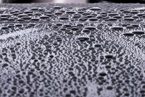 Des gouttes d'eau sur le toit de la voiture, fond naturel abstrait — Photo