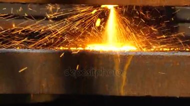 İşçi kesme Metal Demir Çelik Metal Sanayi bir gaz alev meşale ile metling kadar kapatın