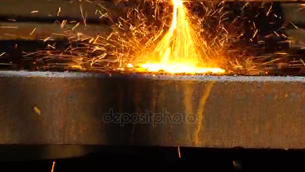 Trabalhador de corte de metal com uma chama de gás tocha na indústria de metal vista de lado de perto — Vídeo de Stock