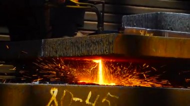 İşçi kesme Metal Demir Çelik Metal Sanayi bir gaz alev meşale ile