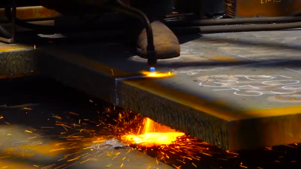 Arbeiter beim Schneiden von Metall mit einem Gasflammenbrenner in der Metallindustrie — Stockvideo