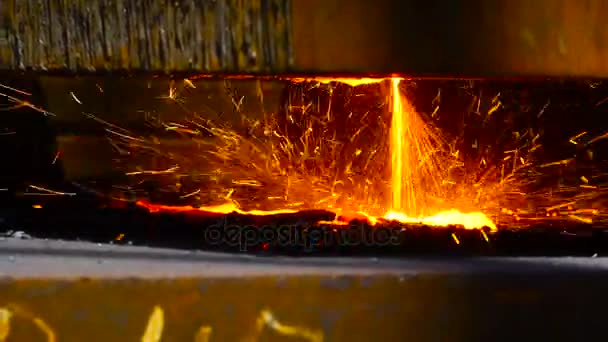 Працівник різання металу з газовим вогнем у металургійній промисловості — стокове відео