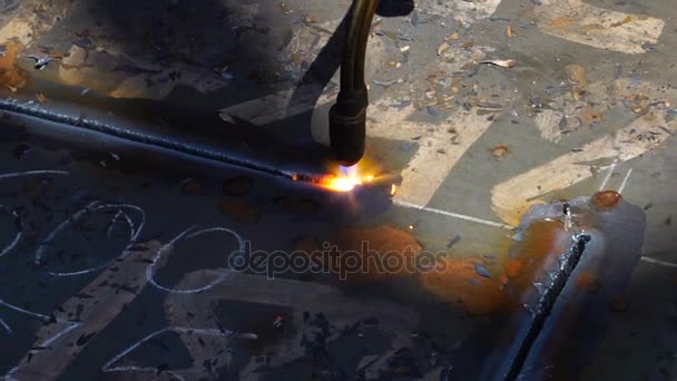 Lavoratore taglio del metallo con una torcia a gas Fiamma nell'industria metallurgica da vicino sopra — Video Stock