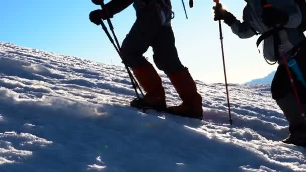 Climbers in crampons coming up to the summit of Elbrus. silhouette over extremely exposed area — Stock Video