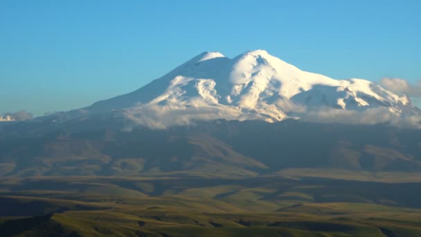 Timelapse západ slunce s mraky v pohoří Elbrus, Severní Kavkaz, Rusko. 4 k Uhd videa — Stock video