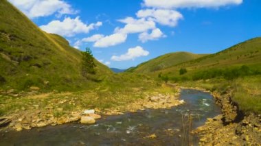 Kafkas Dağları, 4k, timelapse bir Nehri Vadisi üzerinde dinamik gökyüzü