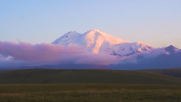 山中エルブラス山、雲とタイムラプス夕日、北コーカサス、ロシア。4 k Uhd 映像 — ストック動画