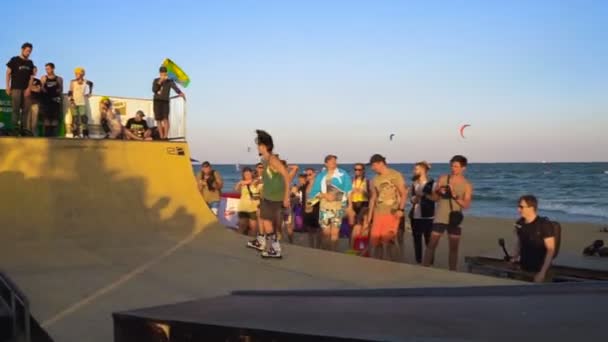 시범 공연의 롤러입니다. 선수 대회 축제 Z-게임 우크라이나 2017에 roller-skates에 트릭을 만들기 — 비디오