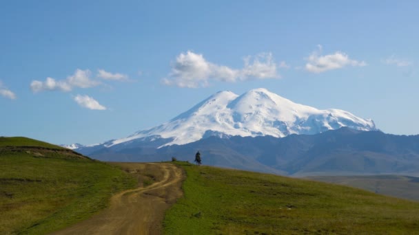 Kovboj Rider v horách před mount Elbrus — Stock video