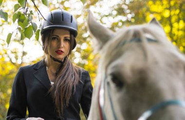 Genç esmer güzellik jokey kız parkta at binme