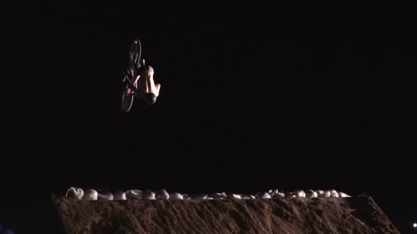 Vijf naakte extreme jongens atleten doen een Back Flip op de Mtb Bmx fiets terwijl Dirtjumping in de nacht op het Festival Extreme Oekraïne 2017 — Stockvideo