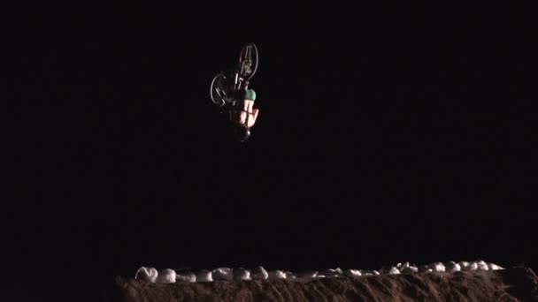 Hombre extremo desnudo Los atletas están haciendo una voltereta hacia atrás en la bicicleta MTB Bmx mientras Dirtjumping en la noche en el Festival Extreme Ucrania 2017 — Vídeos de Stock