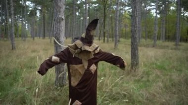 Korku korkuluk ayakta tutuyordu maskesi ormandaki gümrüklü